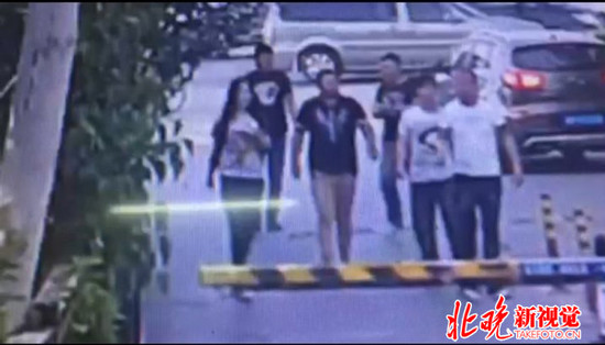 宾利女司机打保安曝视频 保安疼得一夜没睡