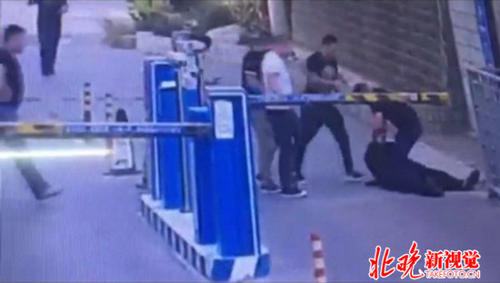 宾利女司机打保安曝视频 保安疼得一夜没睡