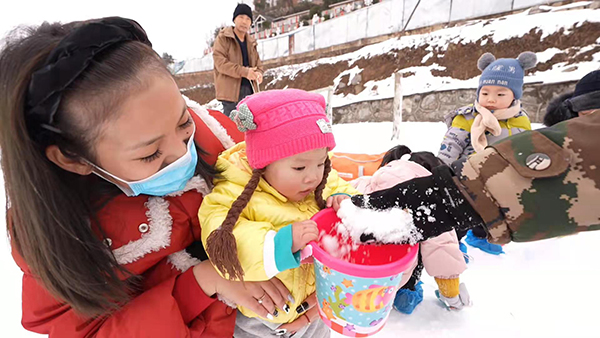 广元朝天：乐享冰雪运动 激情助力冬奥_fororder_游客雪地亲子时光
