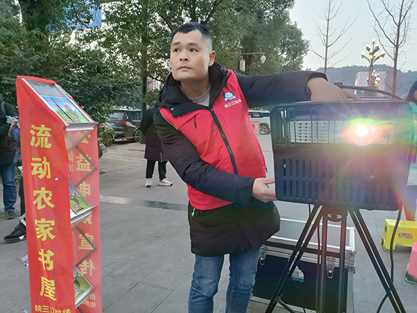 宜宾2022年第一场公益电影送到群众家门口_fororder_罗付江在调试放映机器-摄影-陈忆