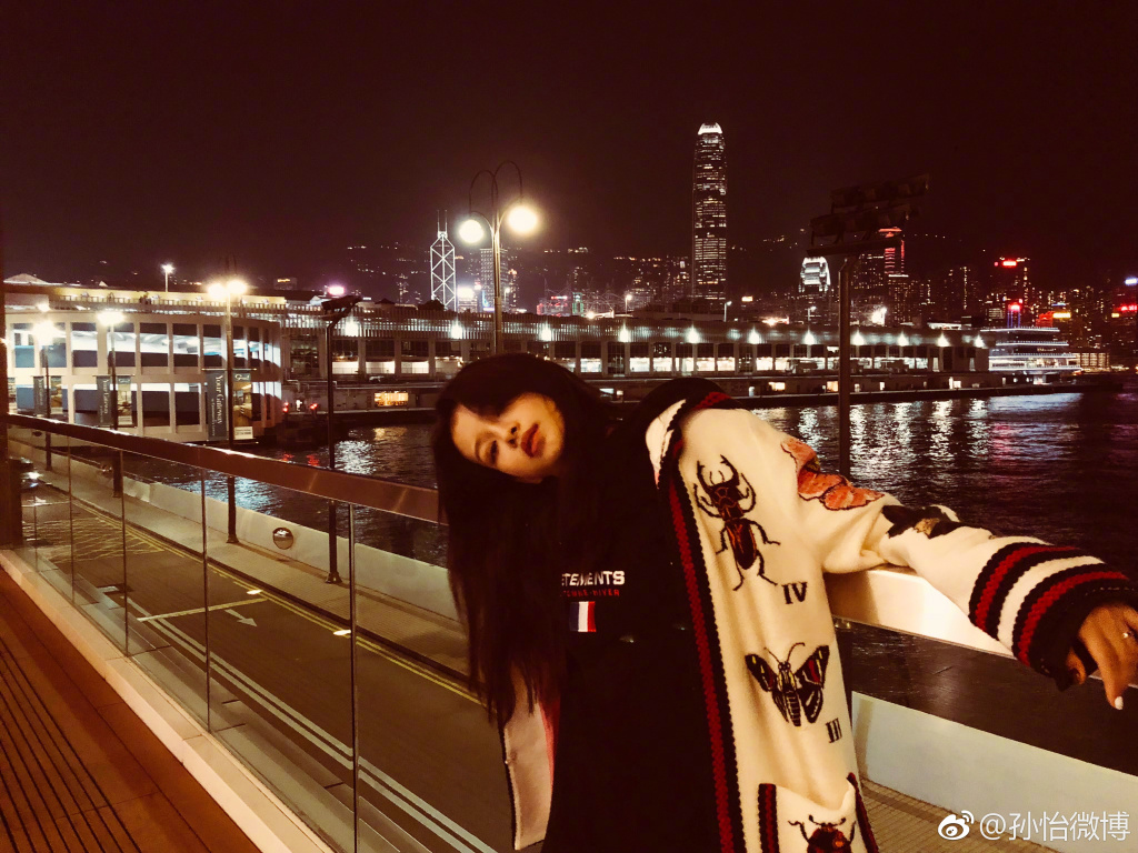 孙怡首晒女儿侧脸照 母女同框画面温馨有爱