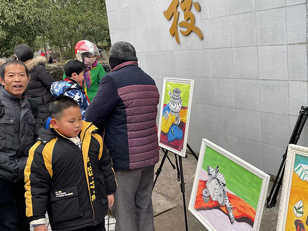 宜宾市翠屏区金秋湖镇明威中心小学校庆元旦暨书画展_fororder_家长观赏作品-摄影-刘颖