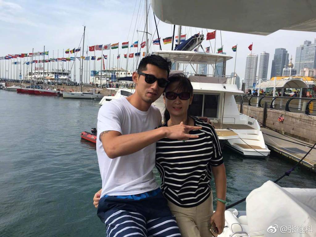 张继科为母亲庆生再作藏头诗 亲密搂脖母子情深