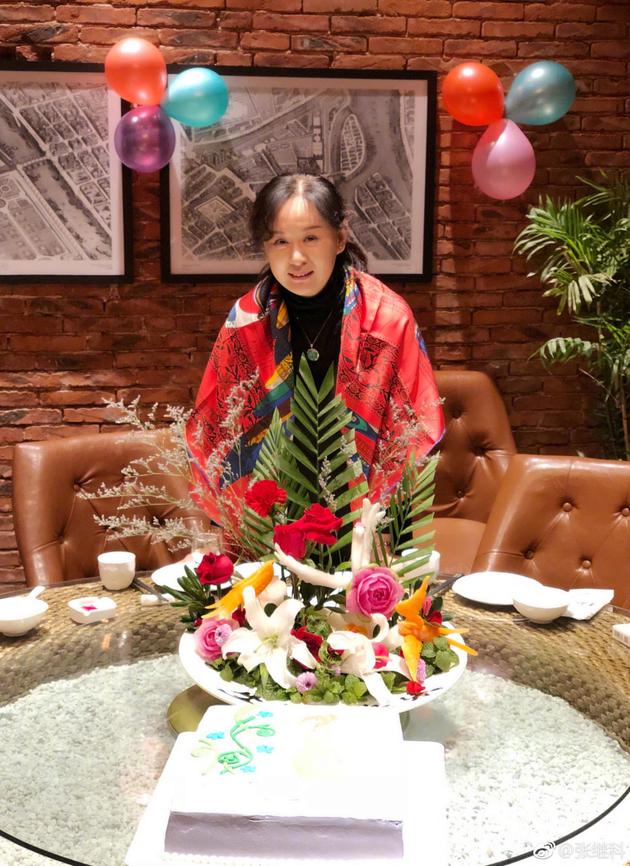 张继科为母亲庆生再作藏头诗 亲密搂脖母子情深