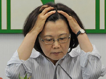 台媒喊话蔡英文：台湾快崩解了 快承认中国身份吧