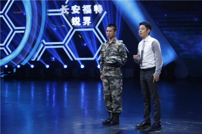 图片默认标题_fororder_中国装甲兵李东与主持人撒贝宁同台