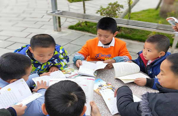 广元剑阁：知识照亮前方路 志愿实践助梦行_fororder_图为剑阁县店子小学学生阅读课外书籍