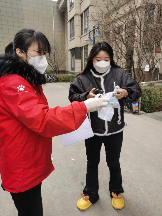 （转载）帮忙买药、跑腿送饭…… 疫情期间，社区的老人们有了一群新“家人”