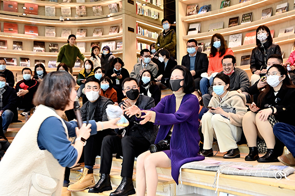 《澳之痕》澳大利亚现代原住民系列摄影作品展正式开幕_fororder_现场观众互动-供图-澳大利亚驻成都总领事馆