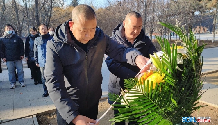 （转载）家乡亲人赴沈阳抗美援朝烈士陵园祭奠黄继光烈士