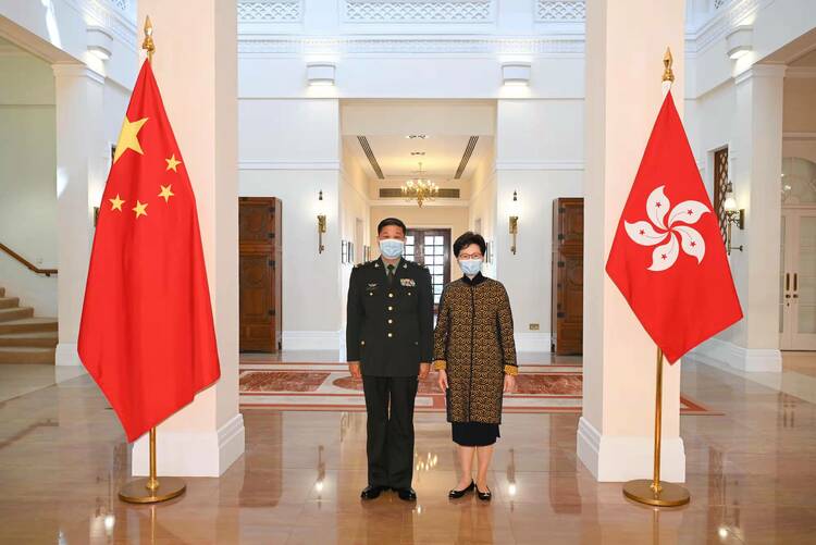 香港特区行政长官与驻港部队司令员会面