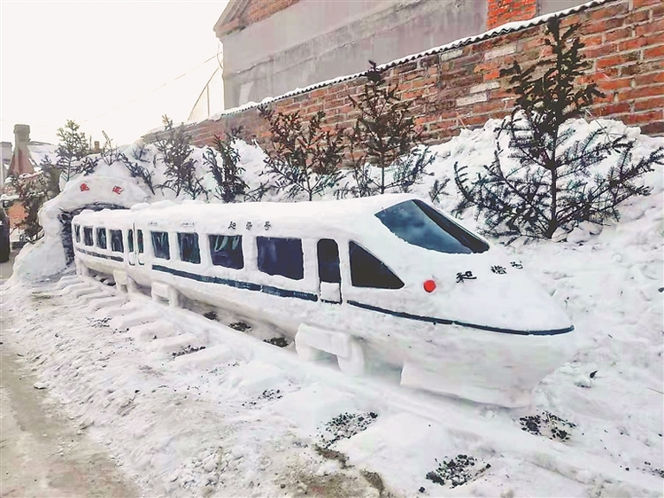 雪堆雕出“和谐号”
