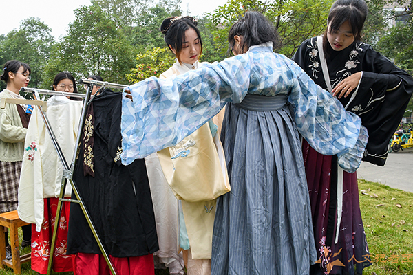 西南交通大学人文学院开展传统文化体验活动_fororder_体验汉服文化-供图-人文学院