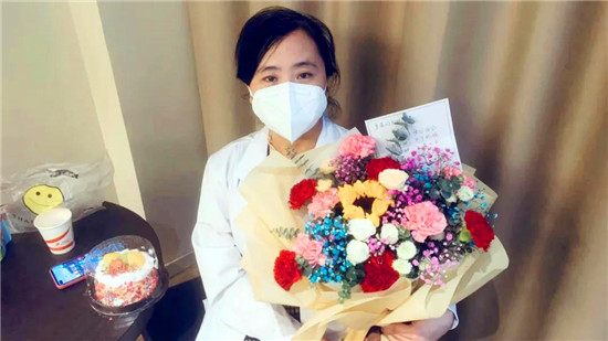 给孩子们送书 为隔离人员过生日  西咸新区空港新城疫情保障服务暖人心_fororder_图片2