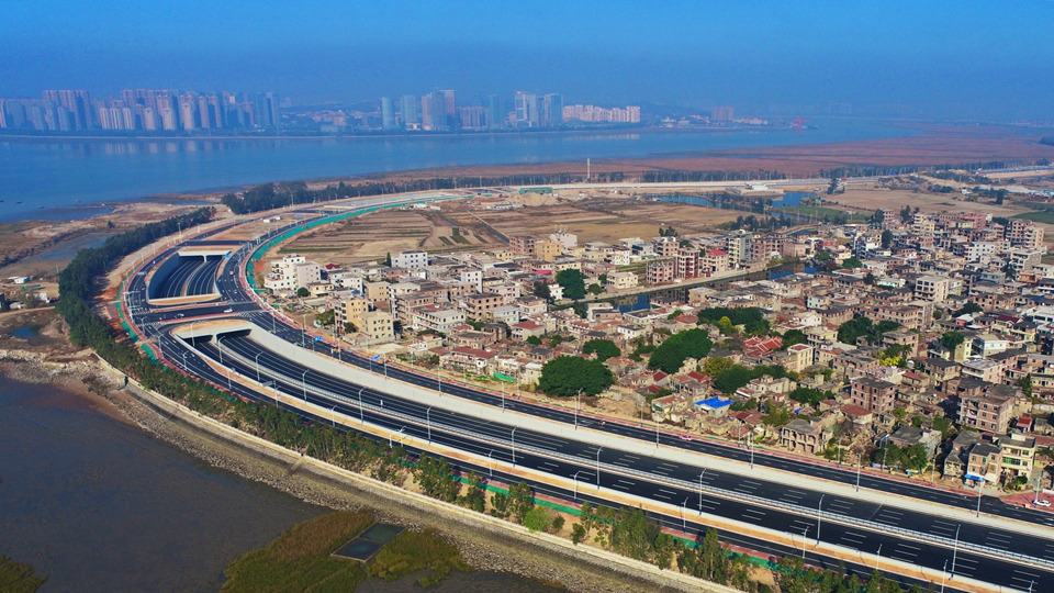 泉州海湾大道二期项目建成通车_fororder_项目U型槽及框架桥航拍图（图 林烨铭、冷璎紫）_副本