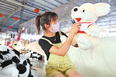 【河南好项目-图片】（页面标题：玩具加工助民增收）内黄县毛绒玩具加工助民增收脱贫
