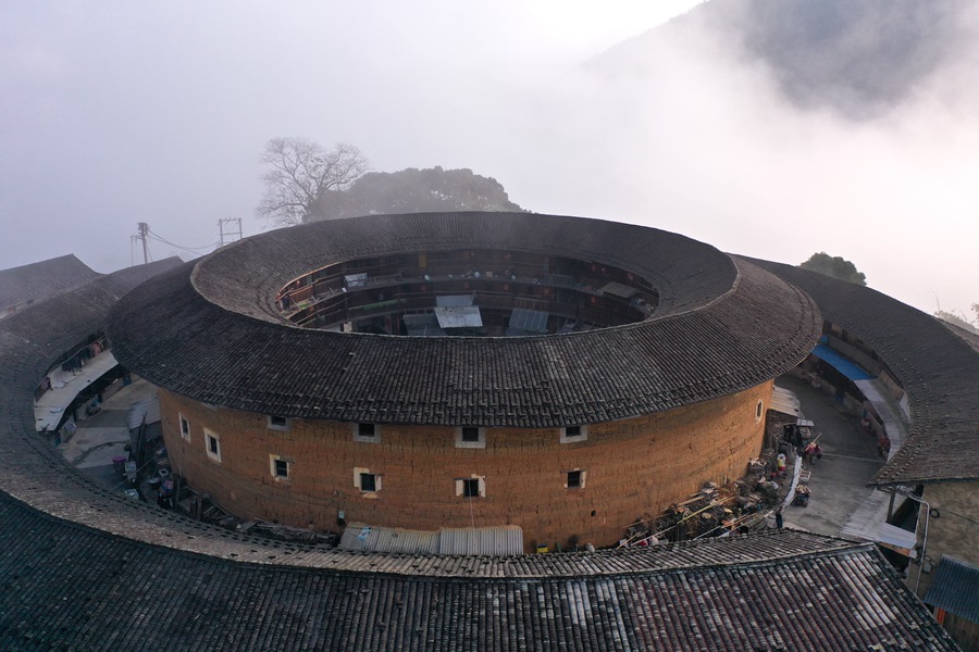 福建南靖：雾“锁”土楼  宛若仙境
