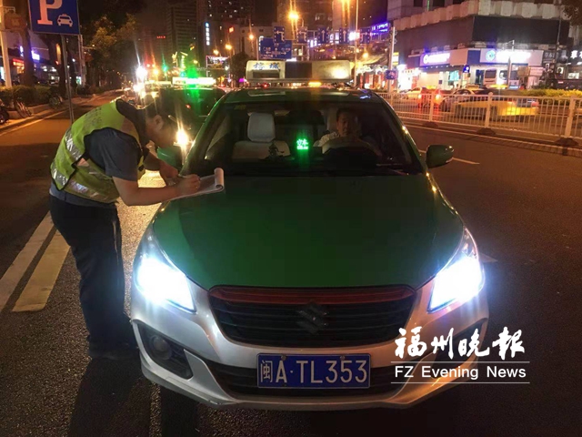 交通执法人员开展专项行动 连续6天执法狠抓出租车违章