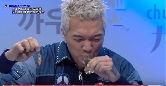 香港综艺节目逼嘉宾吞老鼠 舌舔壮汉脚趾蜜
