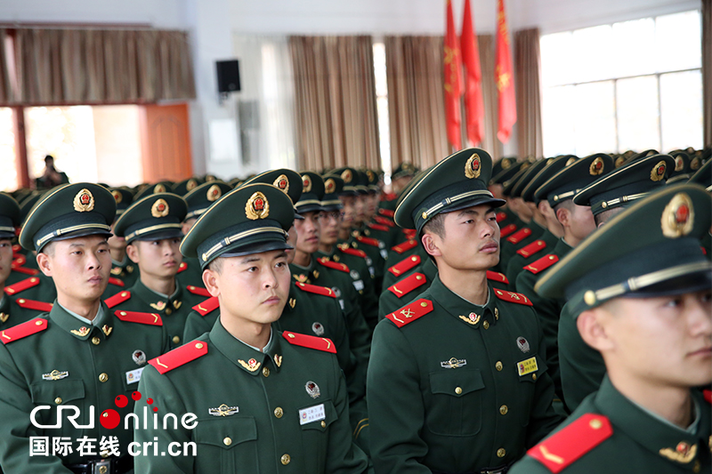 (轮播图)2017年贵州省消防部队举行新兵授衔仪式 (轮播图)2017年贵州省消防部队举行新兵授衔仪式