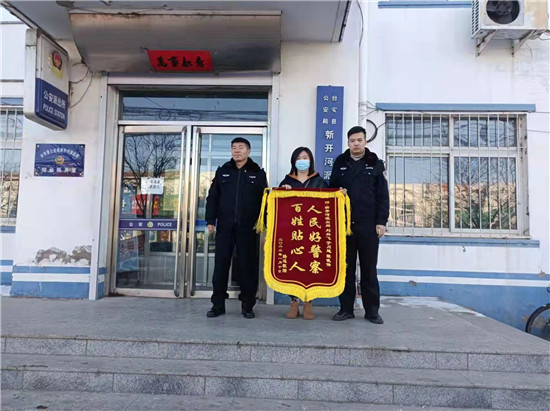 辽宁省台安县男子坠河 民警趴冰上救人_fororder_31bac70bef77bccaa9233b29e048579
