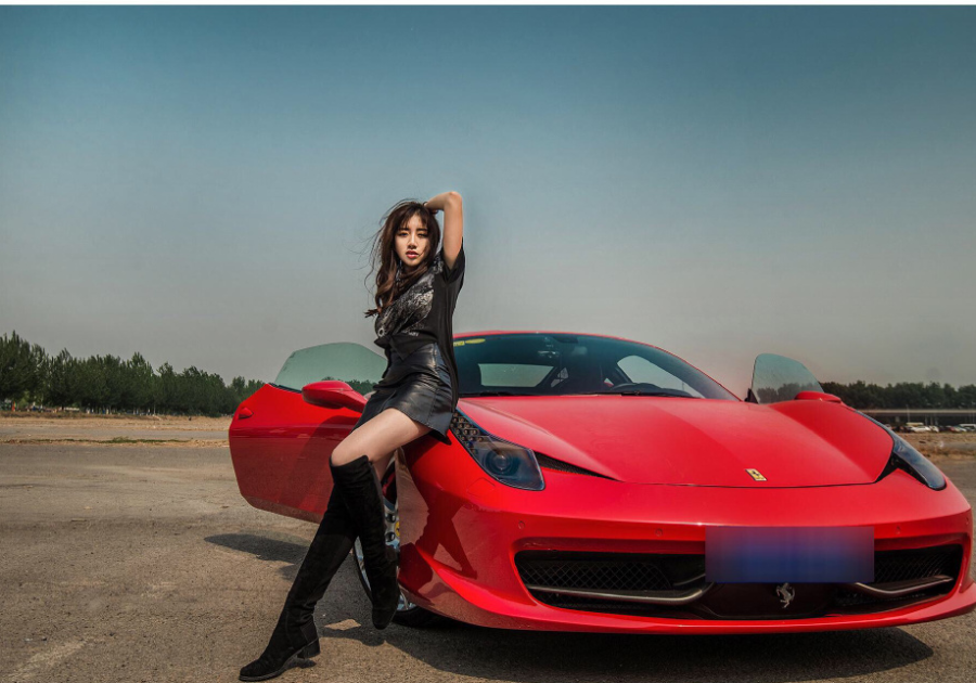 香车美人！周捷化身赛车女郎 眼神魅惑