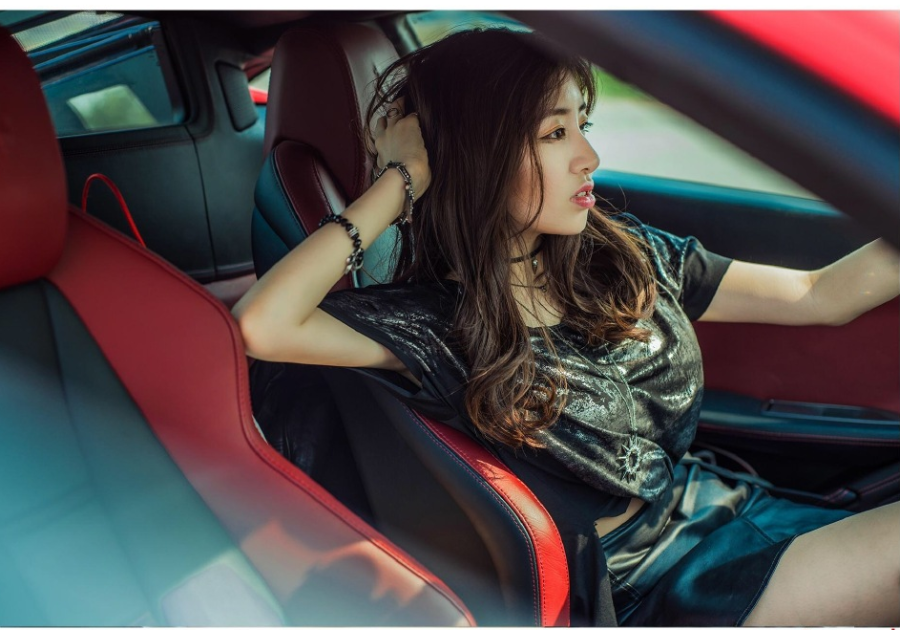 香车美人！周捷化身赛车女郎 眼神魅惑