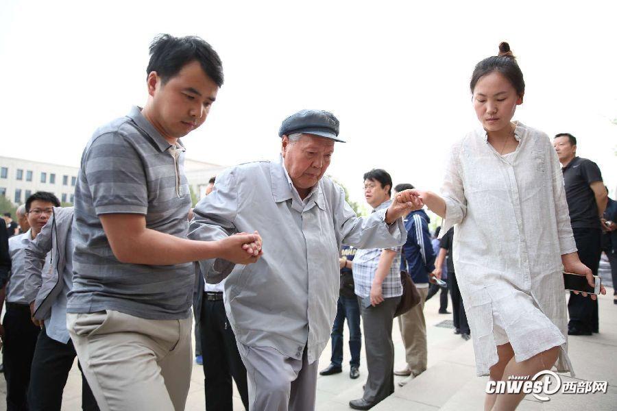 送别陈忠实 遗体告别仪式今日上午举行(组图)
