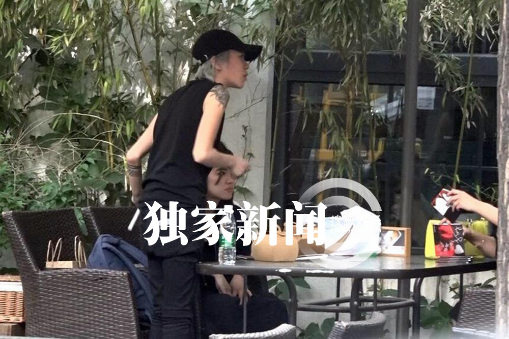 独家：国民老公又撩妹！窦靖童外出吃饭吻女友