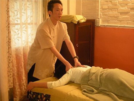 女按摩师发明“轻咬”按摩场面堪比《五十度灰》 看全球奇葩按摩