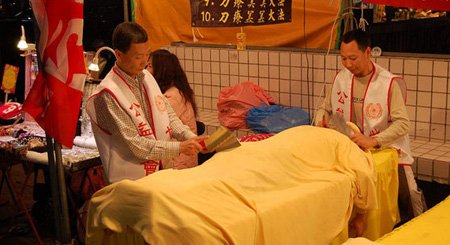 女按摩师发明“轻咬”按摩场面堪比《五十度灰》 看全球奇葩按摩