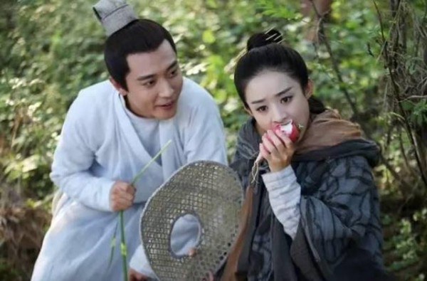 娱乐圈女星拍吃戏借位，赵丽颖、蒋欣，唯独她们是真吃到肚子里！