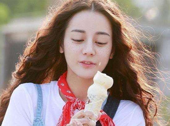 娱乐圈女星拍吃戏借位，赵丽颖、蒋欣，唯独她们是真吃到肚子里！