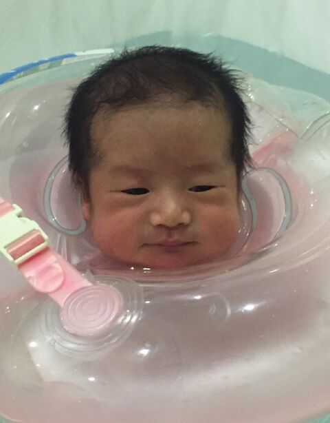 52岁高曙光晒儿子游泳照 爱子出生仅半个月(图)