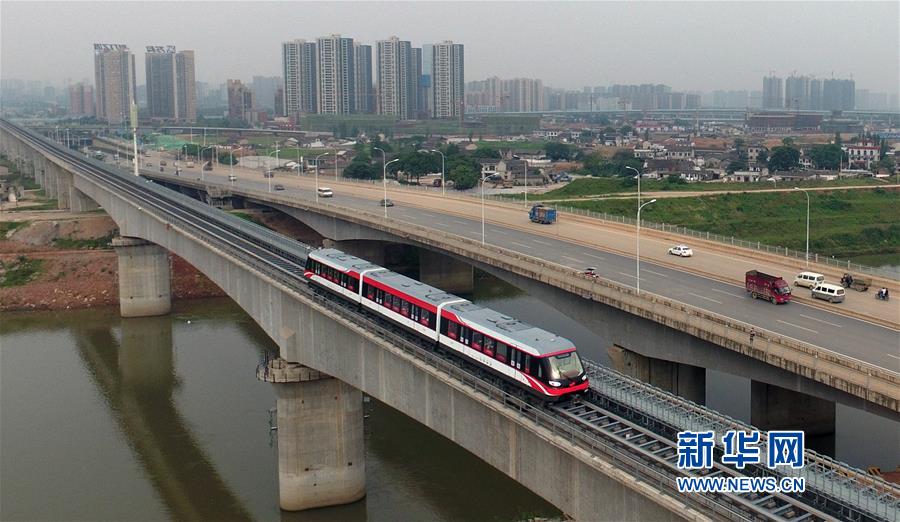 中国首条中低速磁浮铁路载客试运营