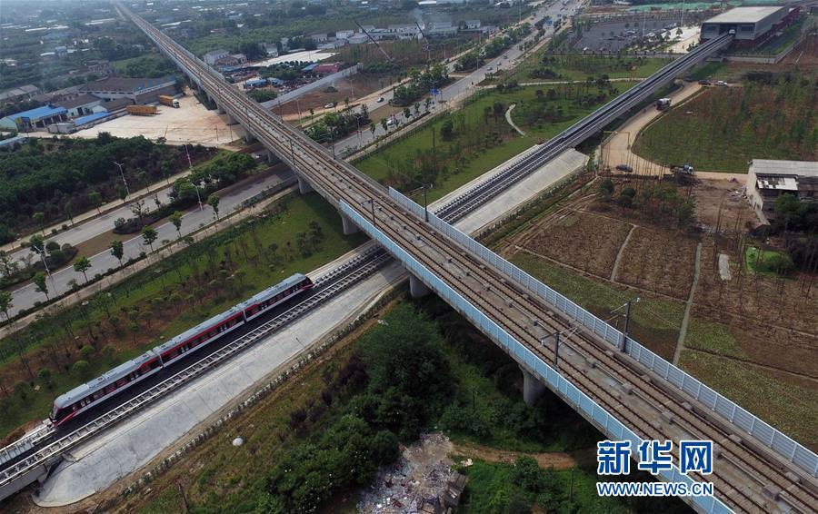 中国首条中低速磁浮铁路载客试运营