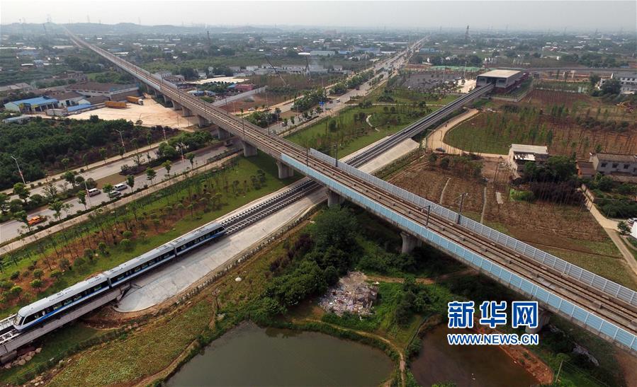 中国首条中低速磁浮铁路载客试运营