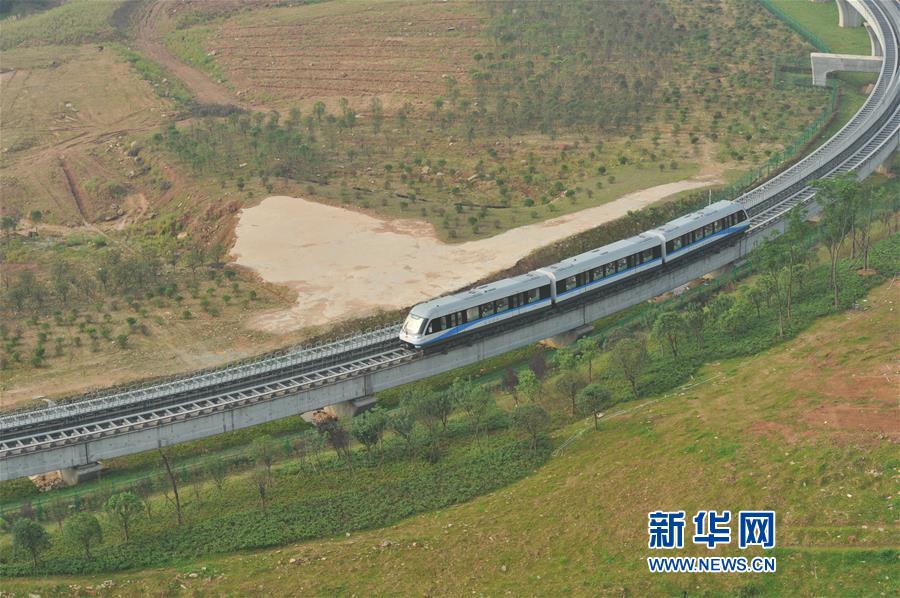 中国首条中低速磁浮铁路载客试运营