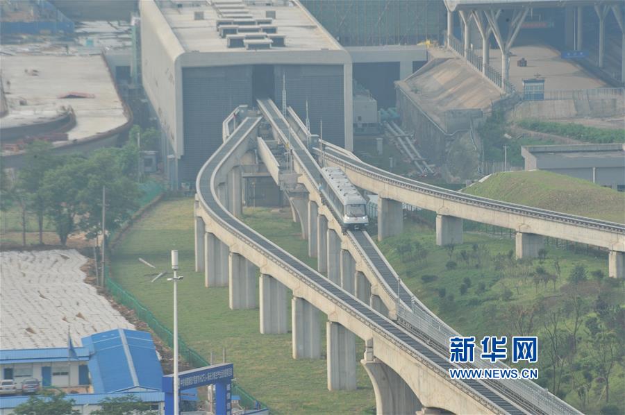 中国首条中低速磁浮铁路载客试运营