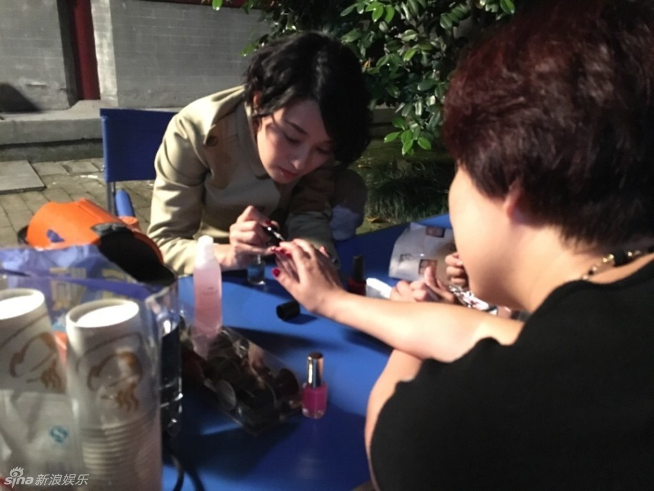 组图：马伊琍横店开美甲店？亲自服务随叫随到