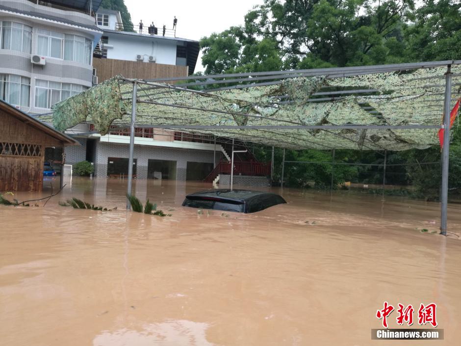 桂林阳朔一夜暴雨变“水城”