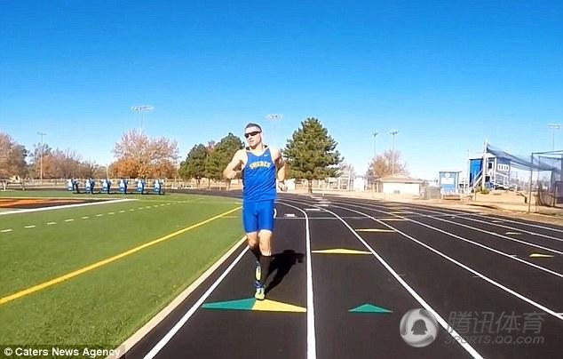 组图：男子近6分钟倒着跑1600米 破世界纪录