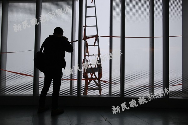 上海中心玻璃幕墙76楼直坠 一车主受伤