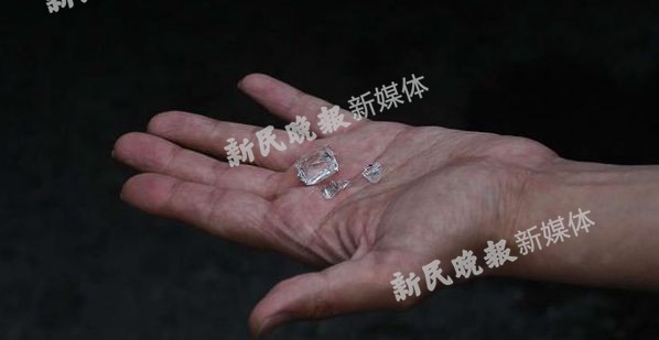 上海中心玻璃幕墙76楼直坠 一车主受伤