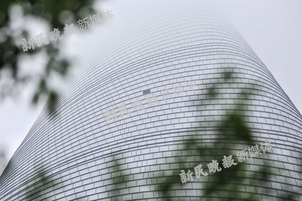 上海中心玻璃幕墙76楼直坠 一车主受伤