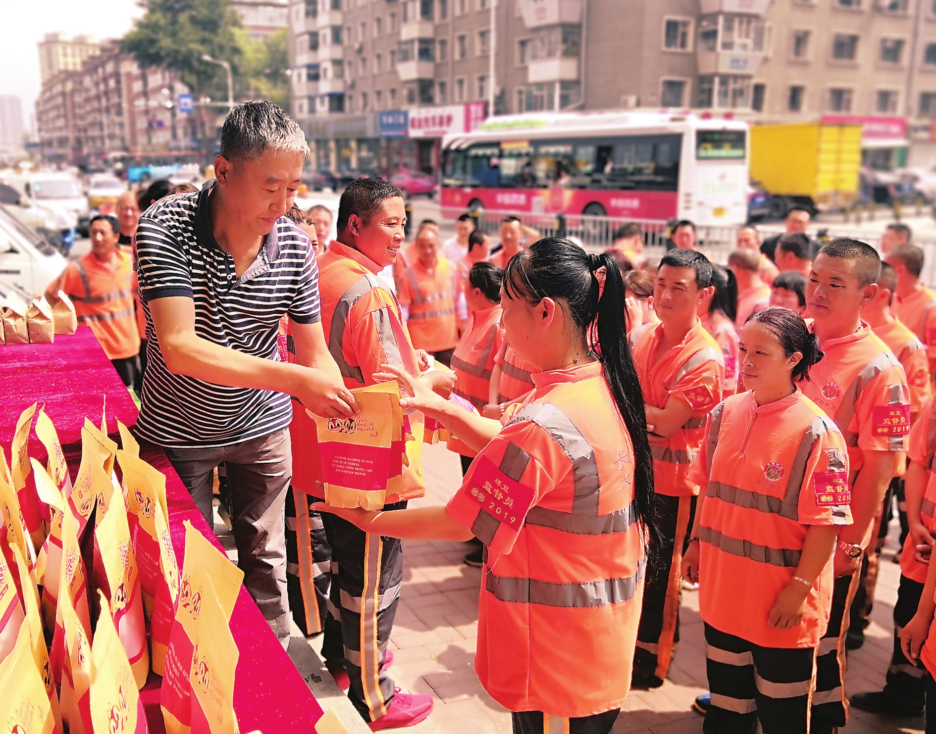 长春市朝阳区保洁处工会为户外保洁人员发放慰问品