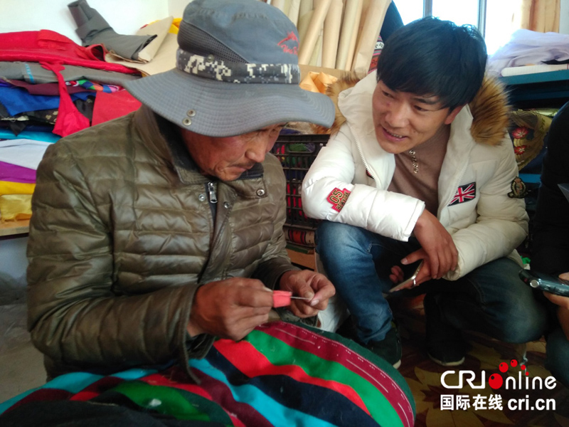 图片默认标题_fororder_技术负责人拉琼正在指导工人 拷贝