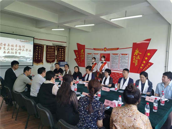 沈阳团市委领导走访慰问沈阳市艺术幼儿师范学校西藏班学生