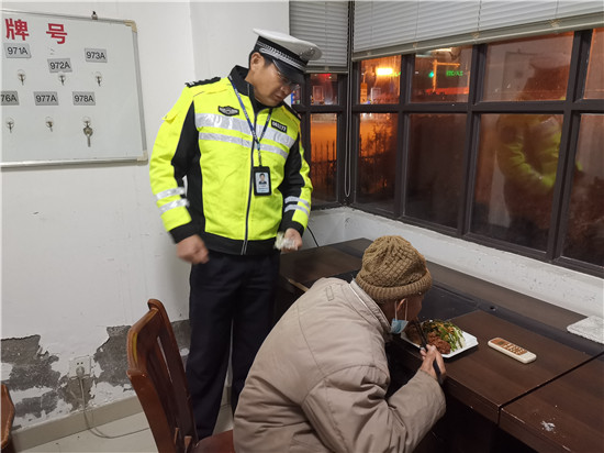 南通高速公安坚守岗位 救助误入高速老人_fororder_图片10