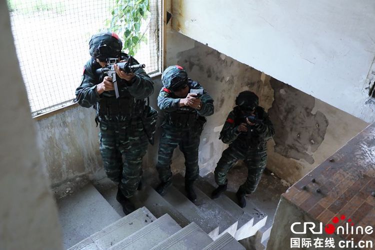 （贵州高原位于黔南州）开训即决战 武警贵州总队第二季度“魔鬼周”极限训练拉开序幕（组图）